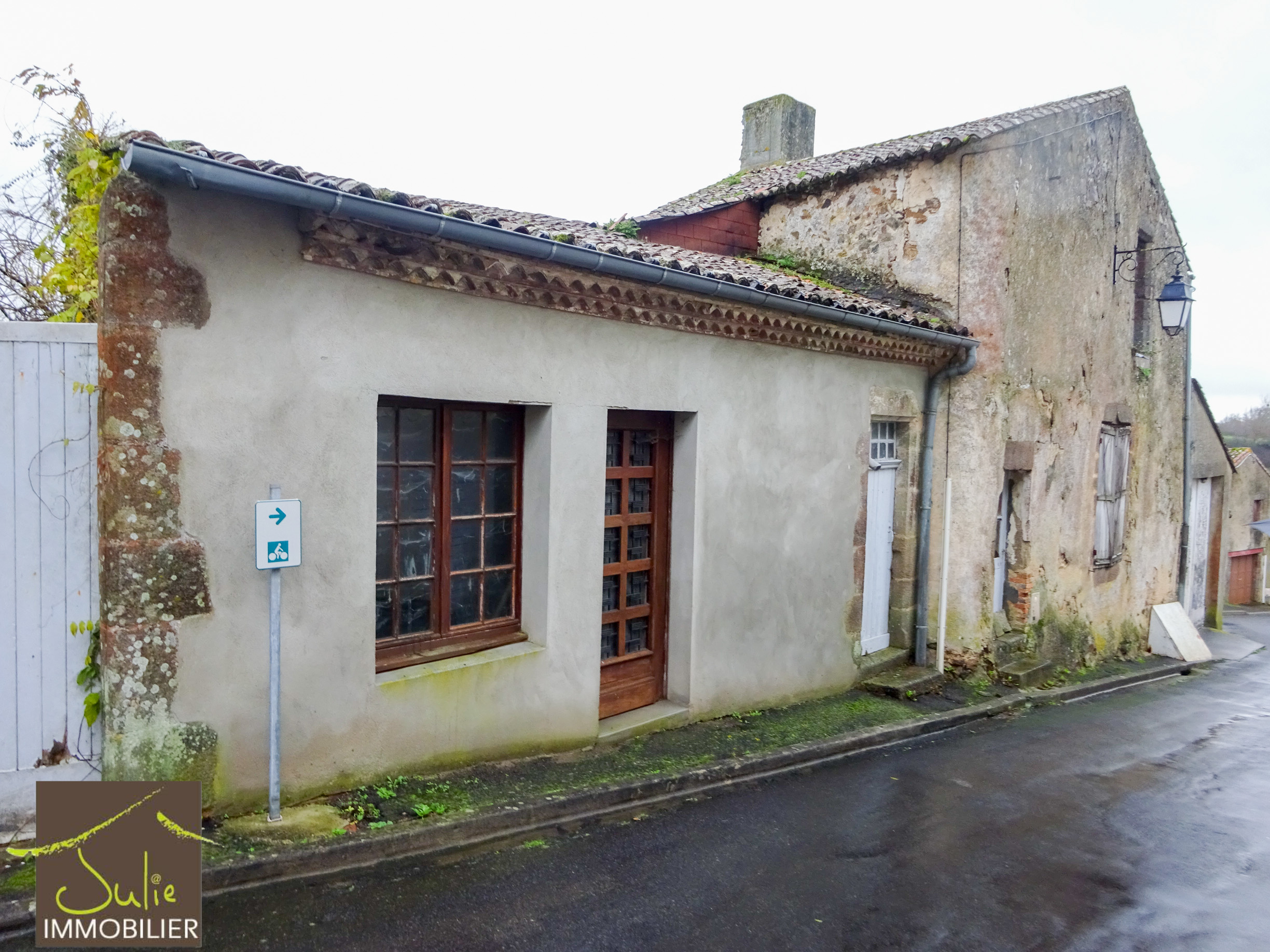 Vente Argenton les Vallées Habitation et dépendances attenantes à